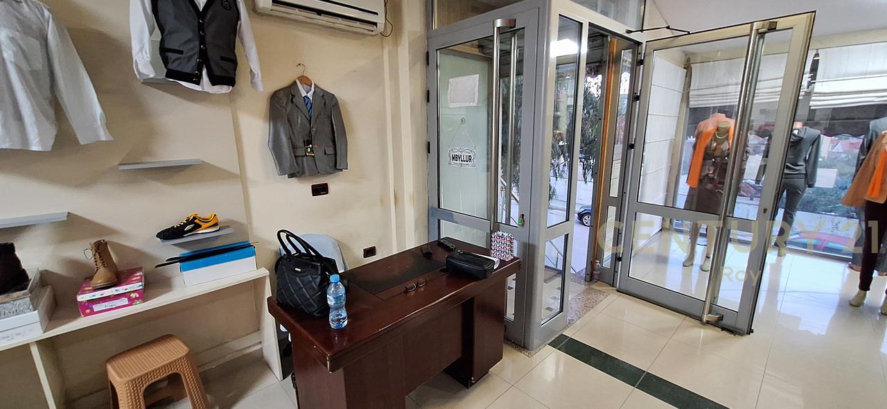 BUSINESS UNIT FOR SALE IN GOLEM CENTER!!!