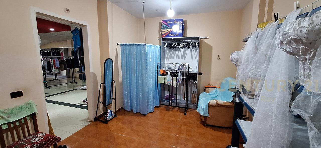 BUSINESS UNIT FOR SALE IN GOLEM CENTER!!!