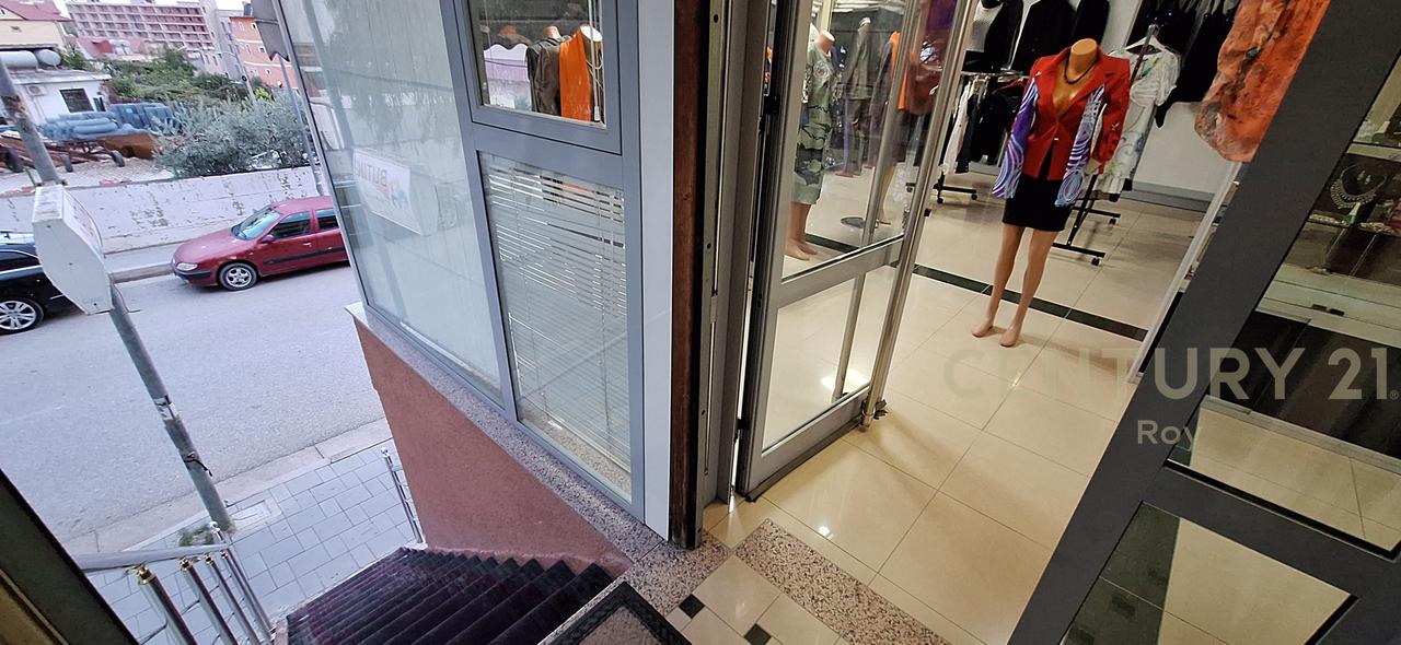 BUSINESS UNIT FOR SALE IN GOLEM CENTER!!!