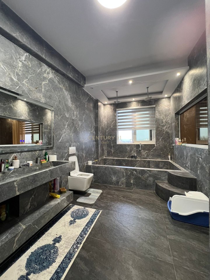 LUKS DHE PANORAMË NGA DETI – APARTAMENT 264 m², KATI I FUNDIT,VLORË!!!