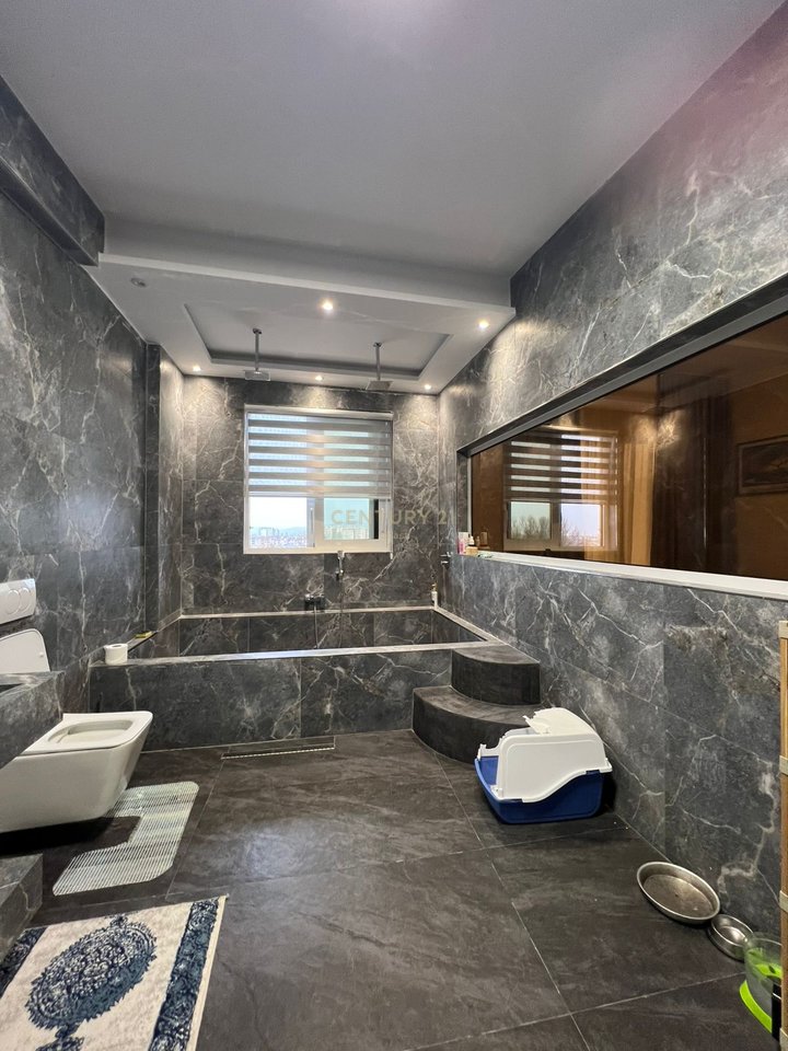 LUKS DHE PANORAMË NGA DETI – APARTAMENT 264 m², KATI I FUNDIT,VLORË!!!