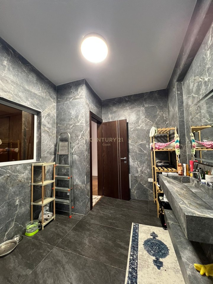 LUKS DHE PANORAMË NGA DETI – APARTAMENT 264 m², KATI I FUNDIT,VLORË!!!