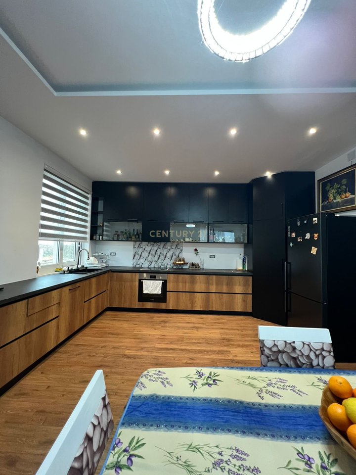 LUKS DHE PANORAMË NGA DETI – APARTAMENT 264 m², KATI I FUNDIT,VLORË!!!