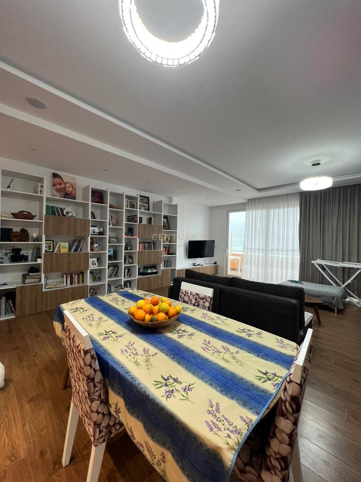 LUKS DHE PANORAMË NGA DETI – APARTAMENT 264 m², KATI I FUNDIT,VLORË!!!