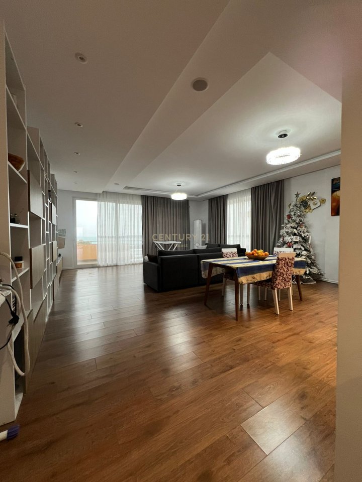 LUKS DHE PANORAMË NGA DETI – APARTAMENT 264 m², KATI I FUNDIT,VLORË!!!