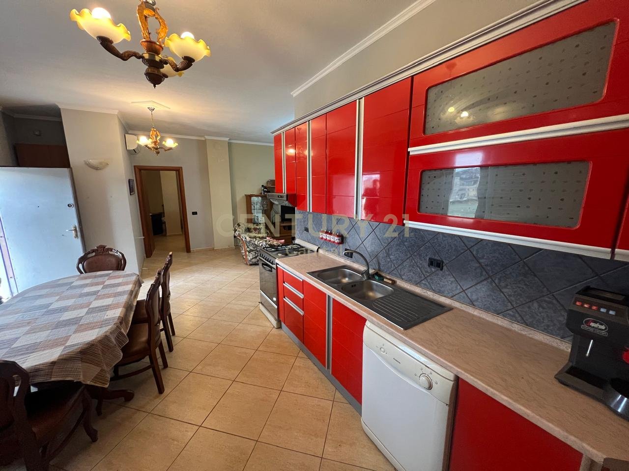 Apartament 120m2 dhe 300m2 verandë!