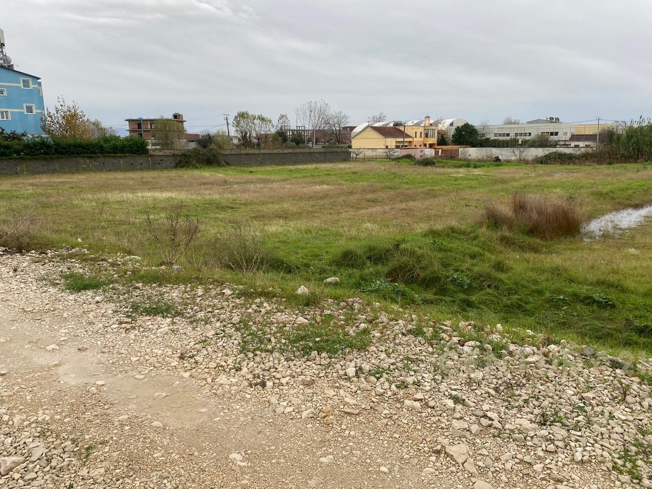 SHITET TOKE TRUALL NE SEKTOR RINIA !!! MUNDESI E ARTE INVESTIMI !!!