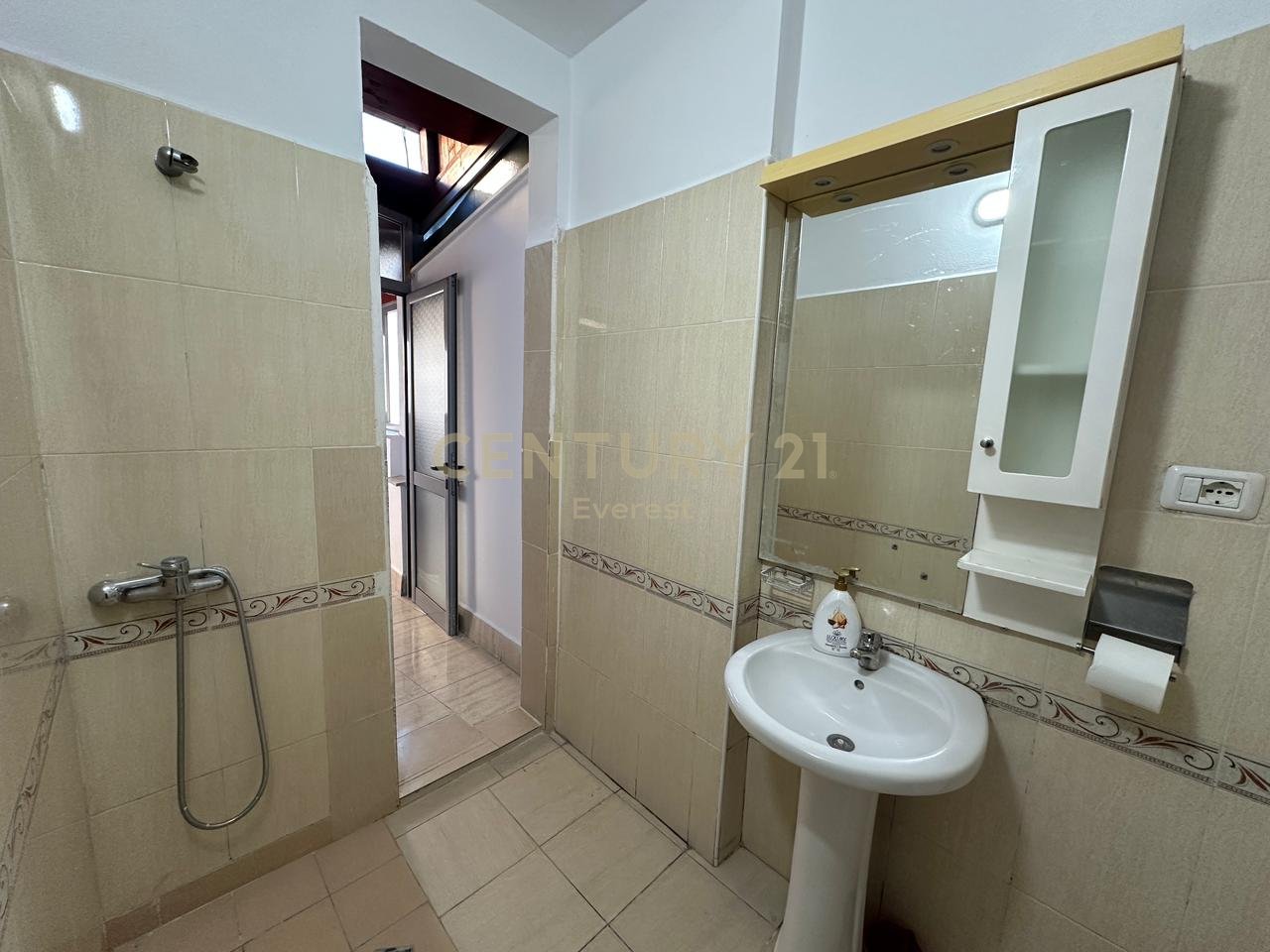 XHAMLLIKU, APARTAMENT 2+1 PER QIRA