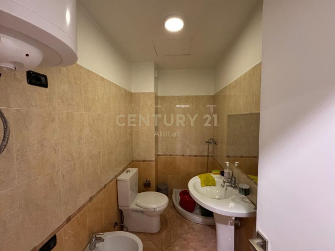 JAPIM APARTAMENT PER ZYRA, PERBALLE DREJTORISE SE POLICISE