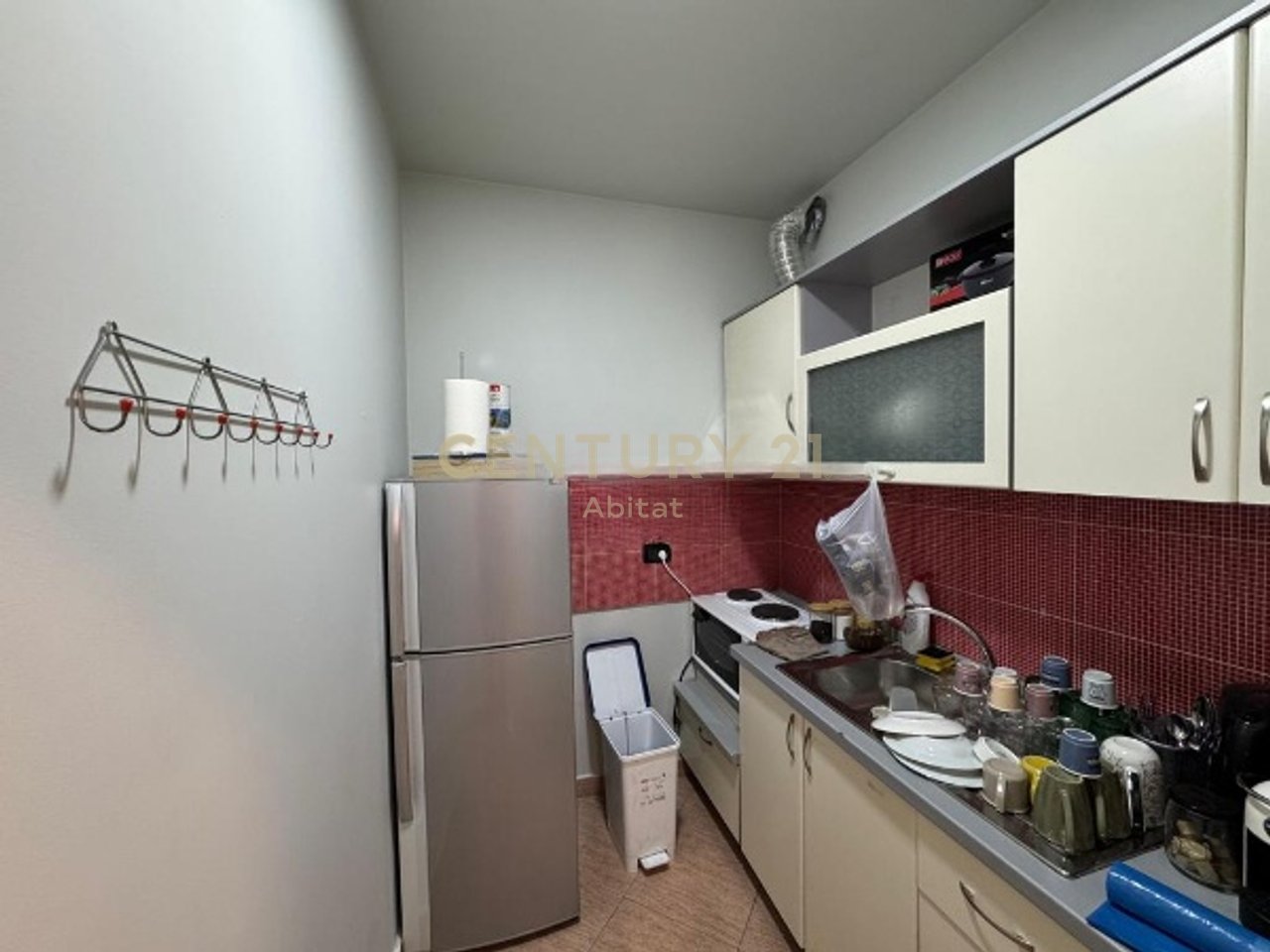 JAPIM APARTAMENT PER ZYRA, PERBALLE DREJTORISE SE POLICISE