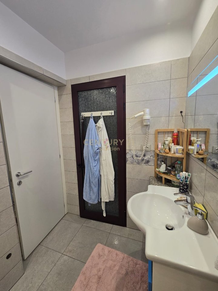 SHITET APARTAMENT 2+1 PRANE "SHKOLLES SE KUQE"!!!