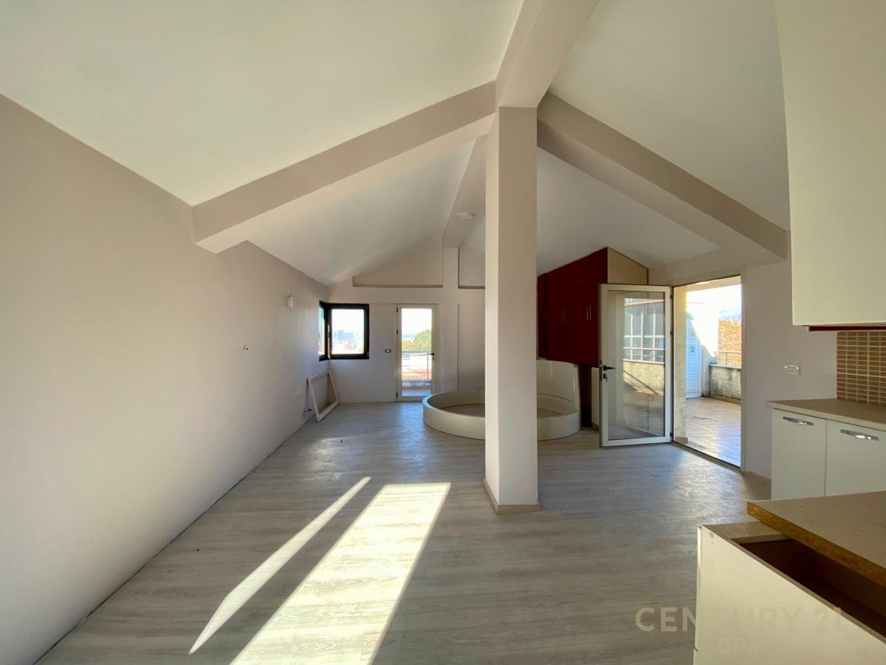 NON VENDERE O AFFITTARE L'EDIFICIO DI APPARTAMENTI DI 5 PIANI