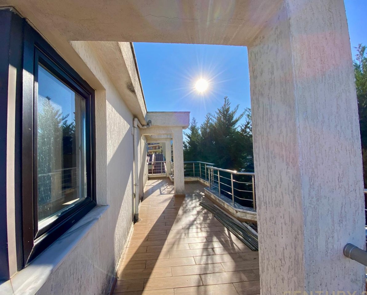 NON VENDERE O AFFITTARE L'EDIFICIO DI APPARTAMENTI DI 5 PIANI