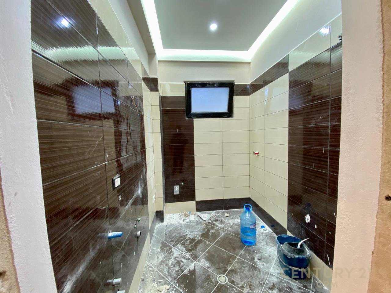 STIAMO VENDENDO UN APPARTAMENTO 2+1 A XIBRAKU CON 3 POSTI AUTO