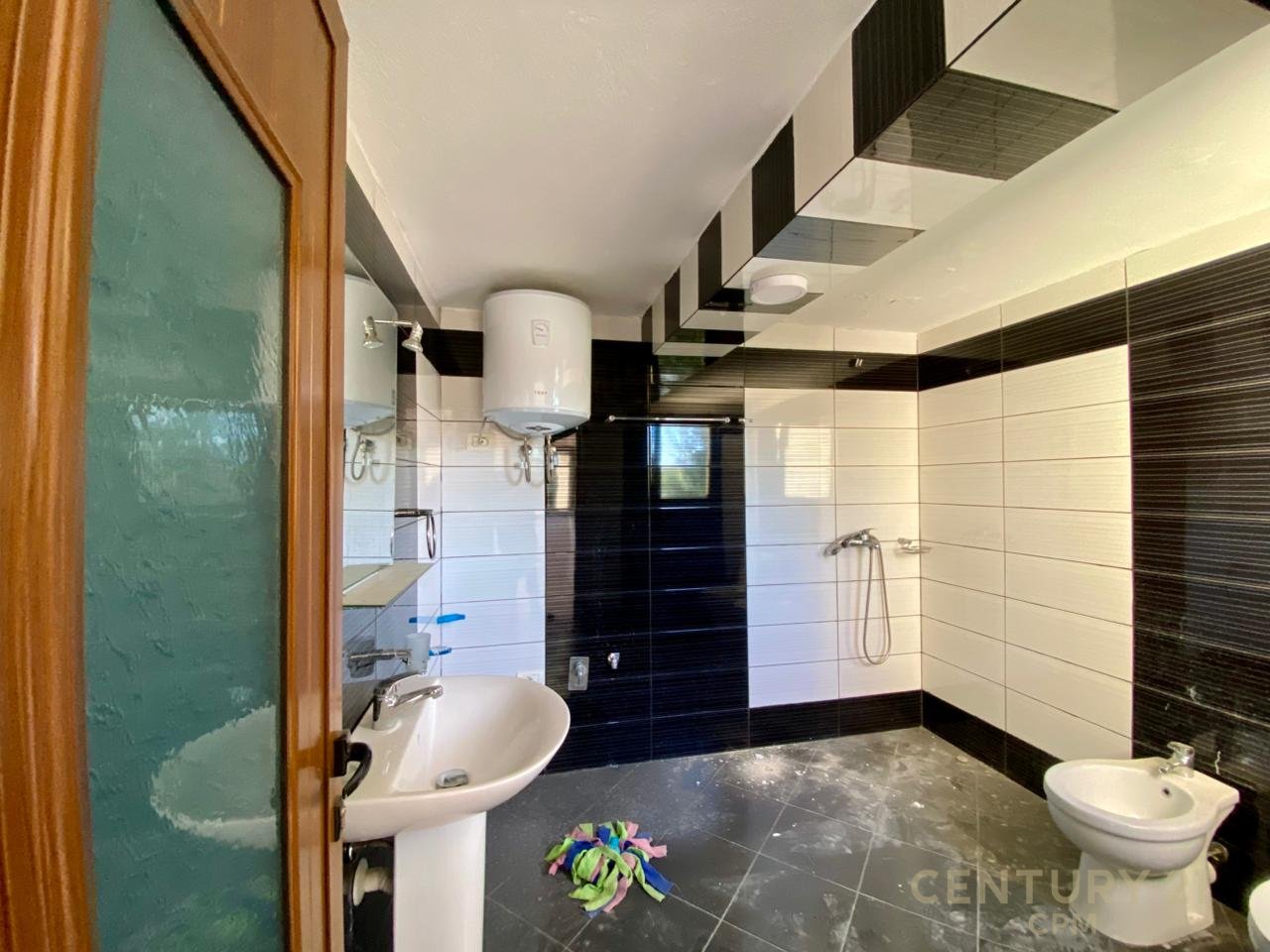 NE ZONEN E SAUKUT TE RI TEK XIBRAKU SHESIM STUDIO APARTAMENT +1 POST PARKIMI