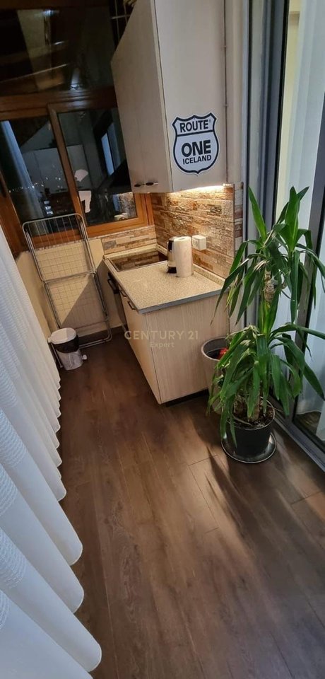 Shitet Garsoniere pranë Prokurorisë së Tiranës – Pranë rruges Mine Peza