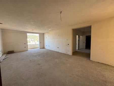 APARTAMENT 3+3+2 PER SHITJE,PRANE SPITALIT(800euro/m2)!