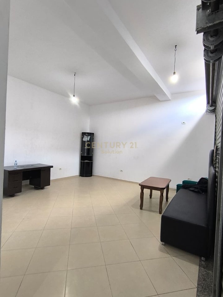 JAPIM PER QIRA AMBJENT KOMERCIAL NE ASTIR