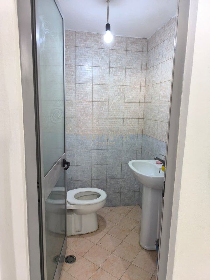 JAPIM PER QIRA AMBJENT KOMERCIAL NE ASTIR