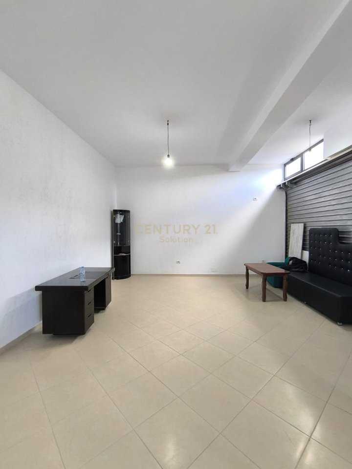 JAPIM PER QIRA AMBJENT KOMERCIAL NE ASTIR