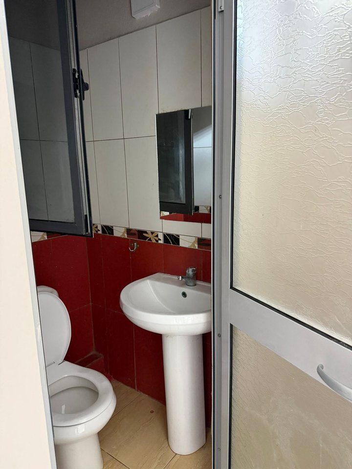 Locale Commerciale in Affitto su Via Elbasan, Tirana -