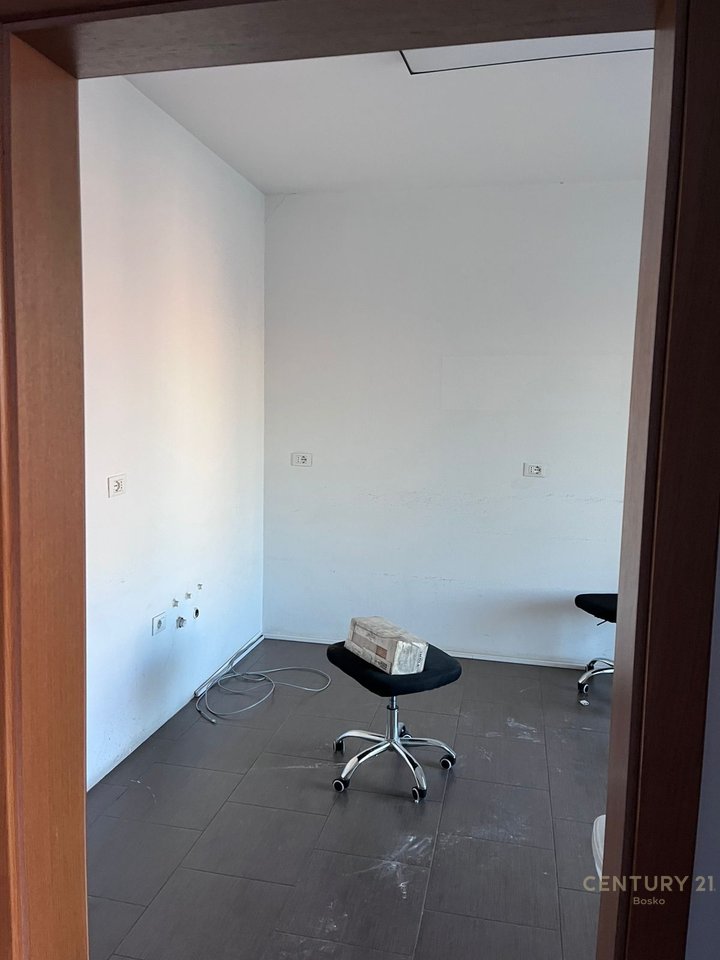 AFFITTASI, SPAZIO UFFICIO, ZOGU I ZI, TIRANA!