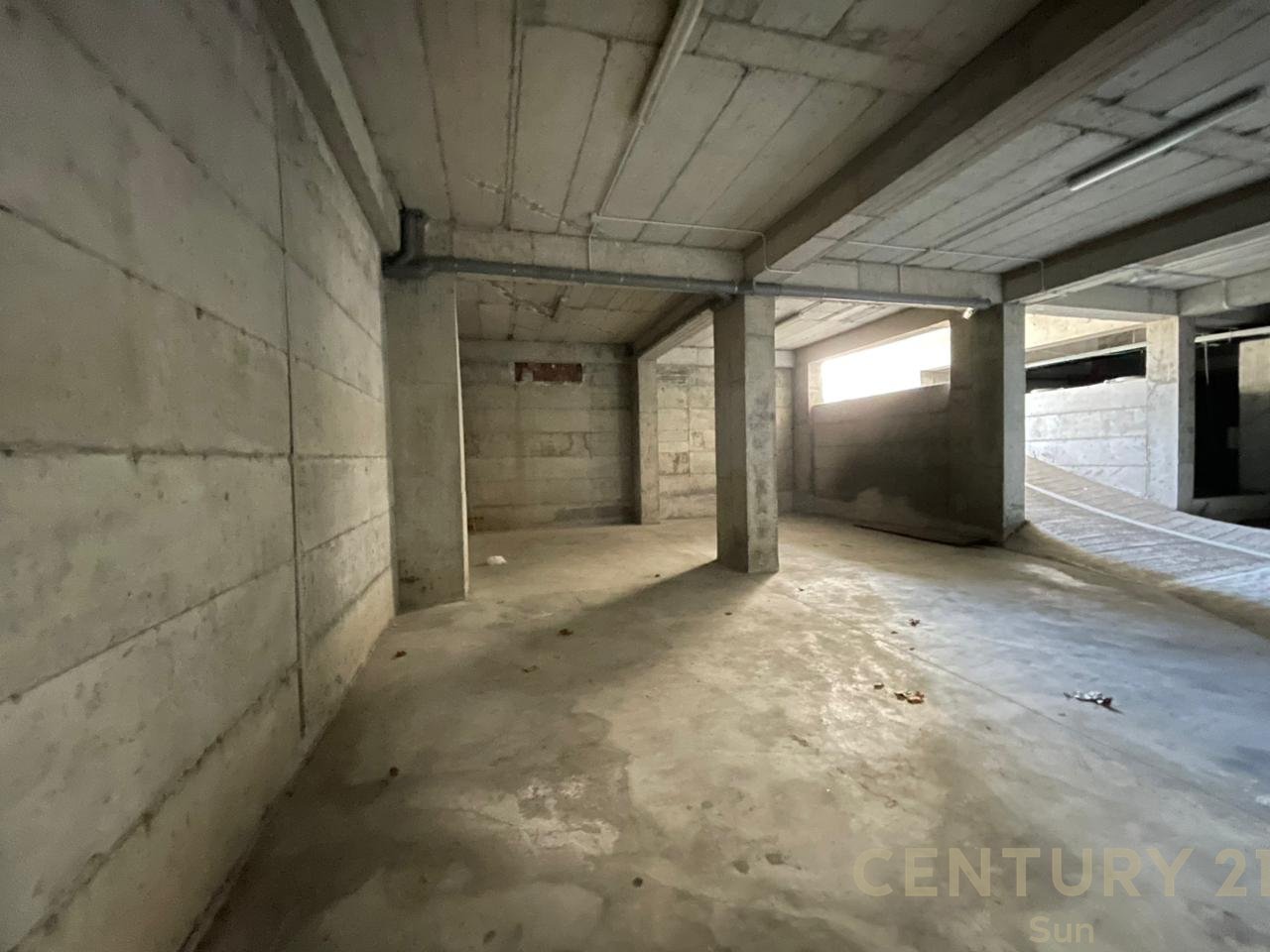 SHITET AMBIENT KOMERCIAL DHE HAPSIRE POSTE PARKIMI