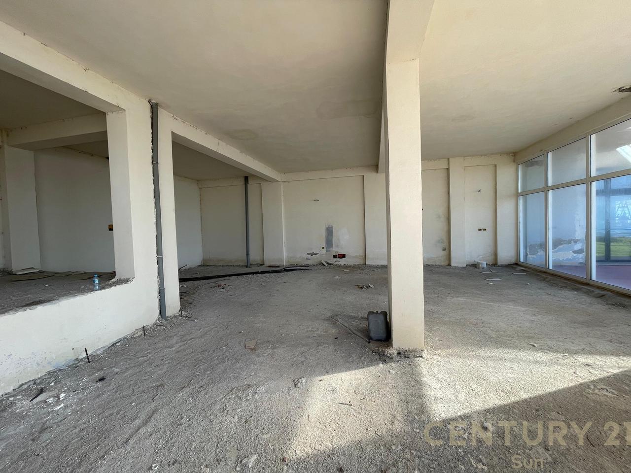 SHITET AMBIENT KOMERCIAL DHE HAPSIRE POSTE PARKIMI