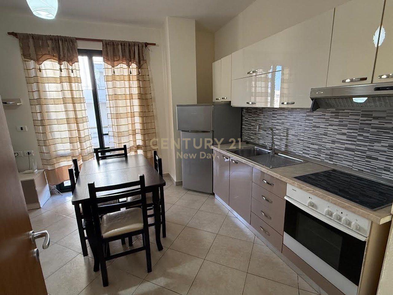 Apartament 1+1 në shitje në Plazh, Durrës, te Rrota e Kuqe
