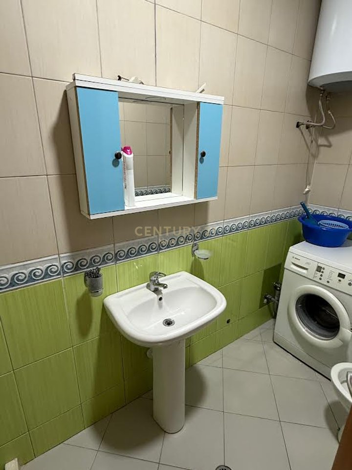 Apartament 1+1 në shitje në Plazh, Durrës, te Rrota e Kuqe