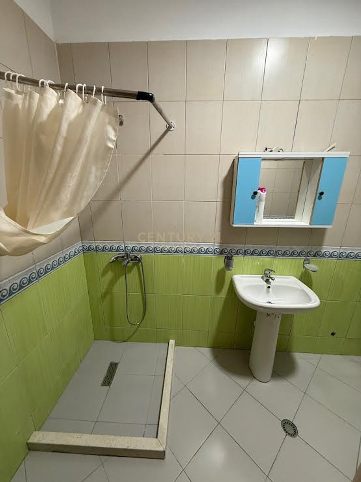 Apartament 1+1 në shitje në Plazh, Durrës, te Rrota e Kuqe