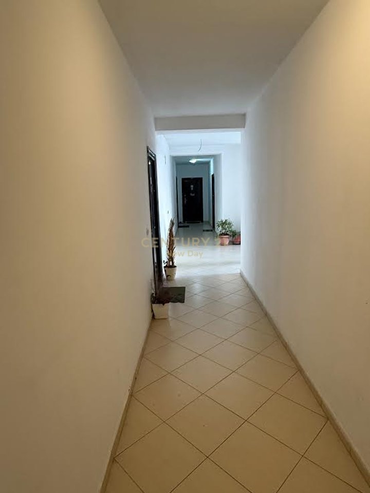 Apartament 1+1 në shitje në Plazh, Durrës, te Rrota e Kuqe