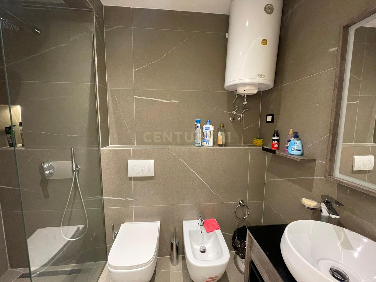 JEPET APARTAMENT ME QIRA 2+1+2 ME PAMJE DETI NE CURRILA!