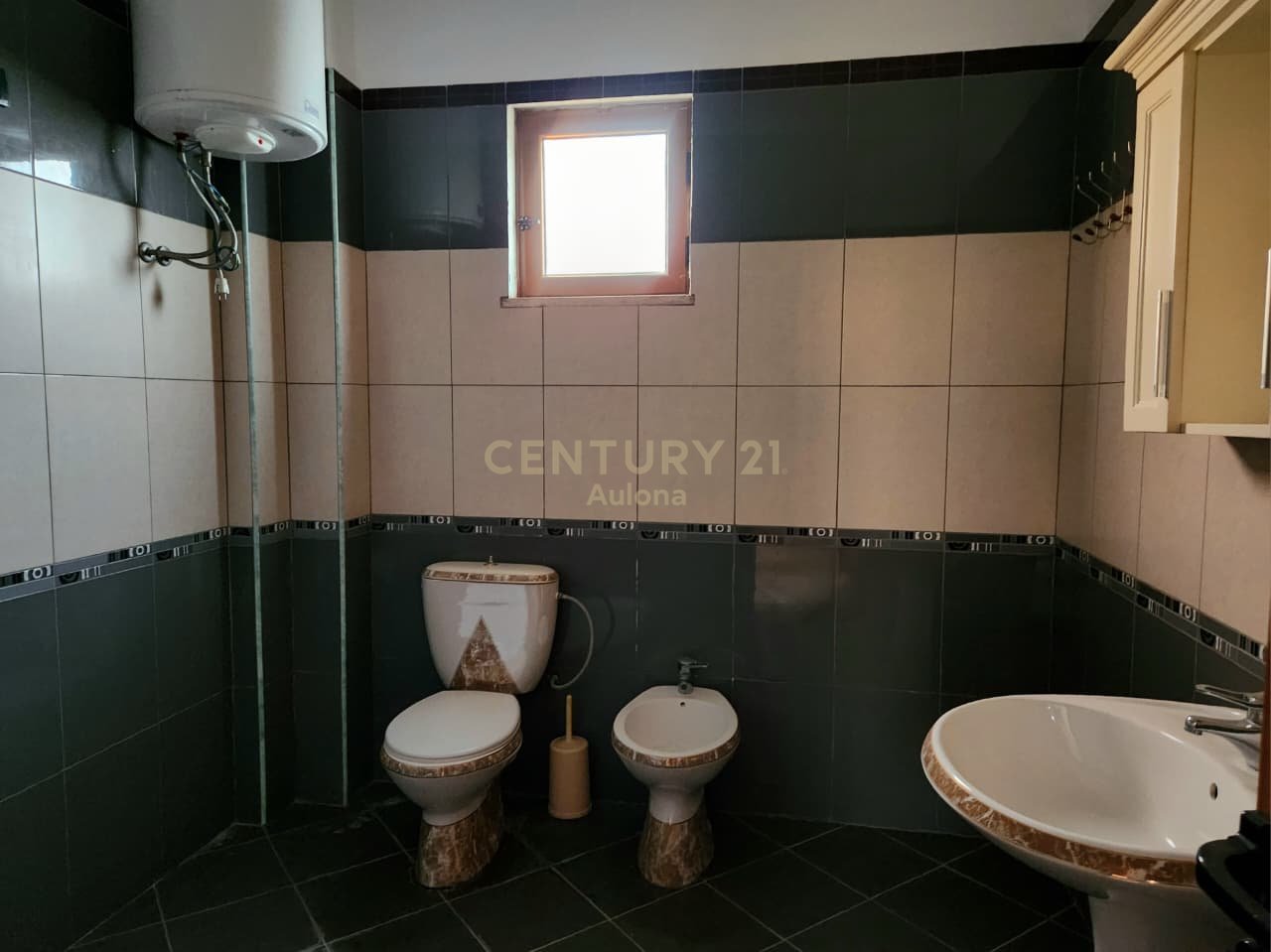 Shtëpi Private 3-Katëshe me Qira në Vlorë