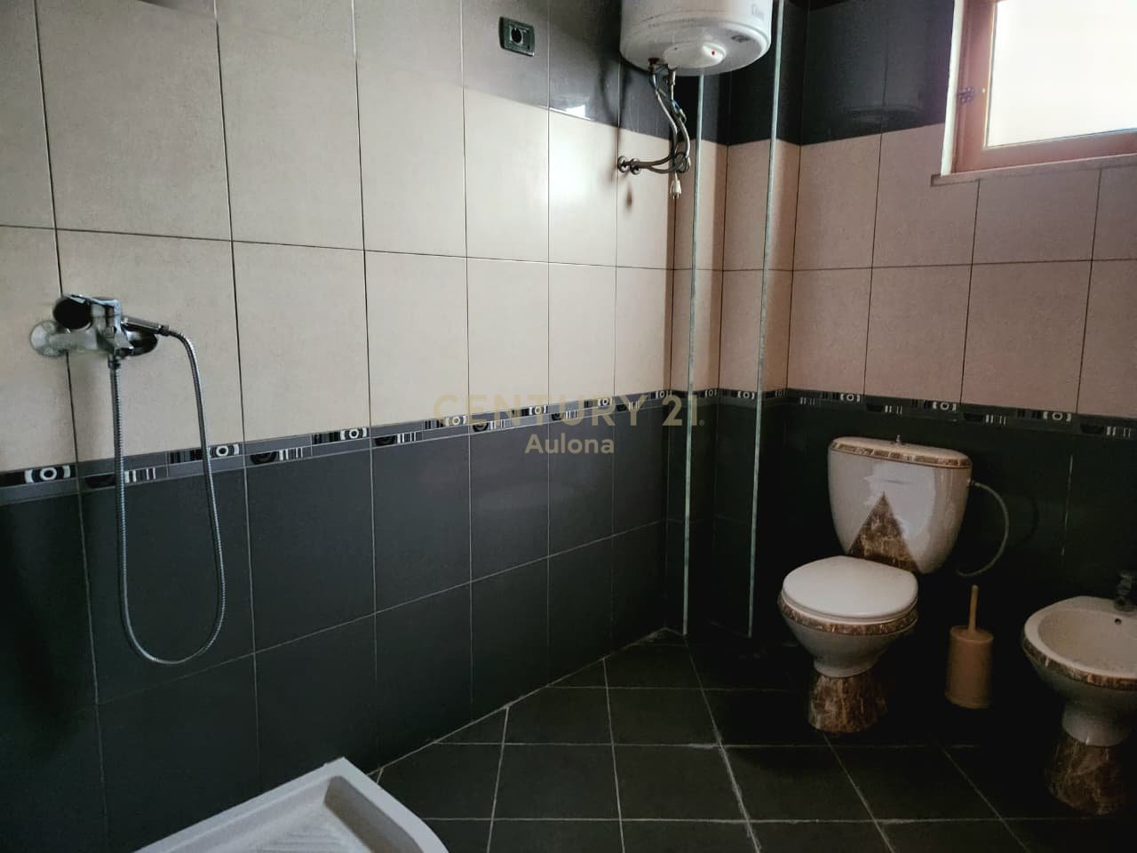 Shtëpi Private 3-Katëshe me Qira në Vlorë