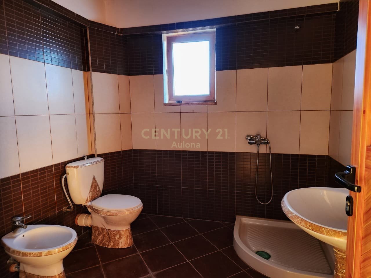 Shtëpi Private 3-Katëshe me Qira në Vlorë