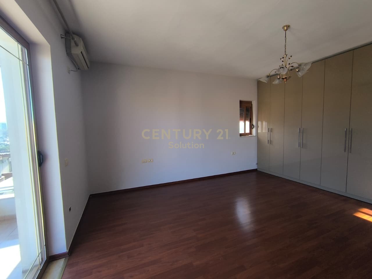 JEPET ME QIRA APARTAMENT 3+1 NE MISTO MAME!