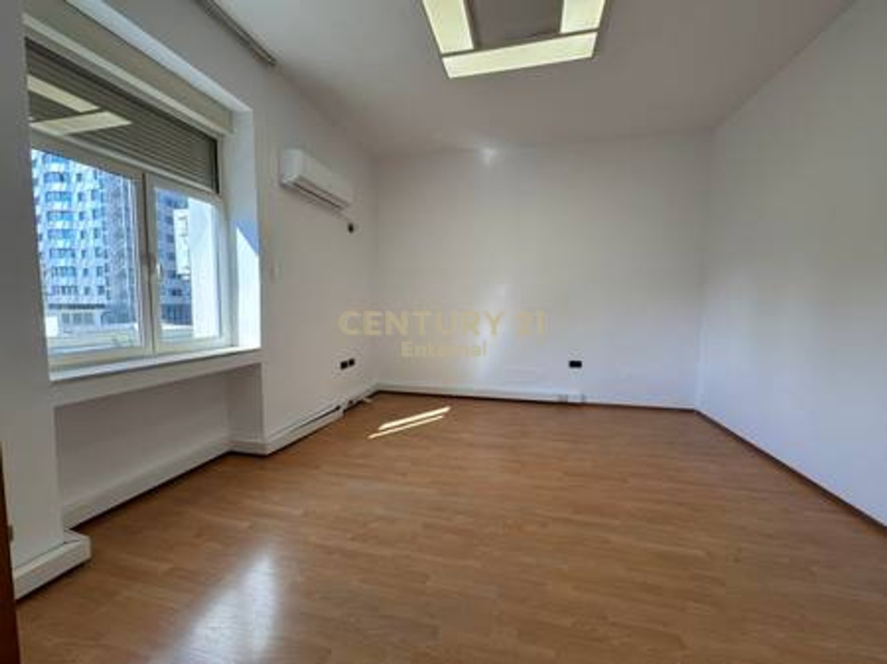 Commercial Unit for Rent on Deshmoret e Kombit Boulevard