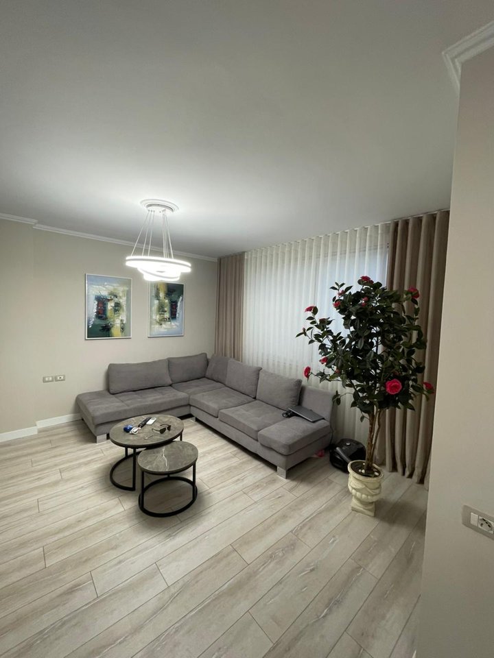 Apartament 1+1 Me Qira në Rruga e Kosovarëve, Kompleksi Dinamo, Tiranë .