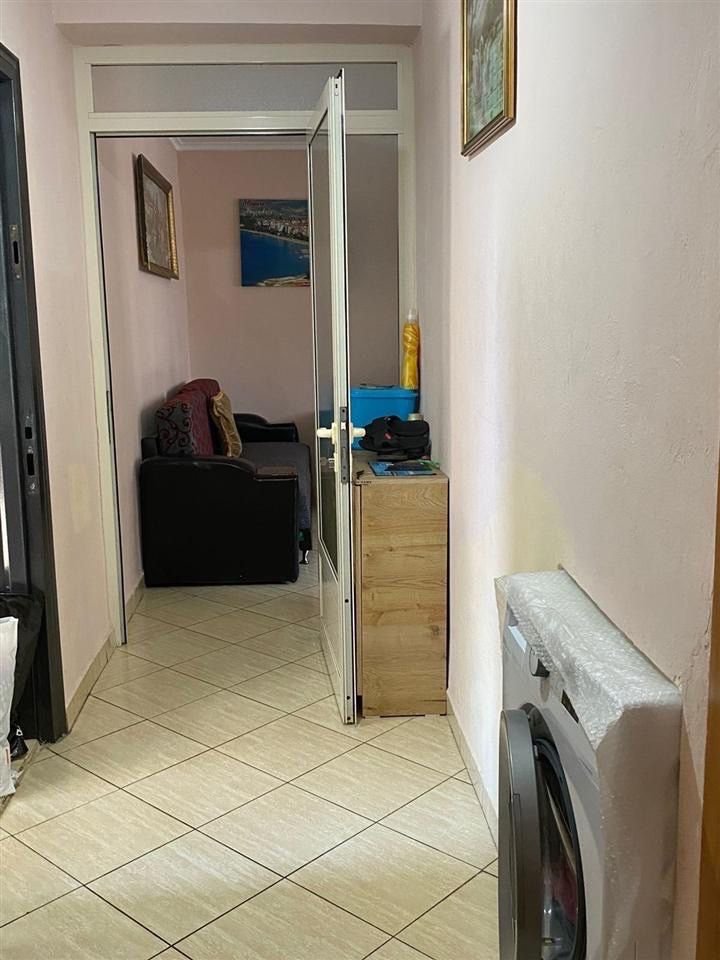 Apartament 1+1 Për Shitje në Shkolla e Bashkuar prane shkolles Bajram Curri , Tiranë