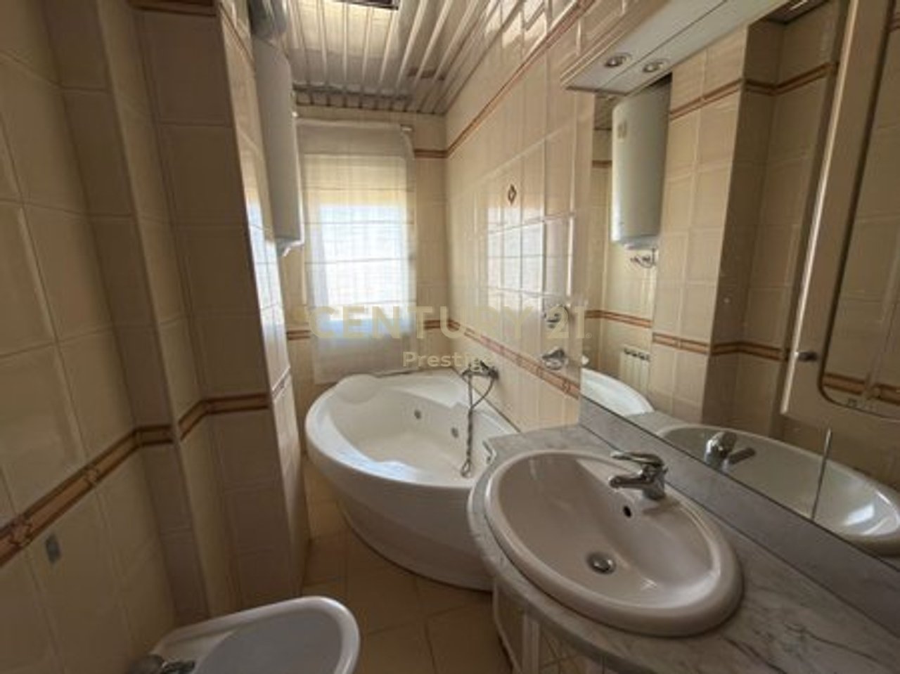 APARTAMENT 2+1+2 ME QIRA NE KRAH TE  AMBASADES AMERIKANE , TIRANE!