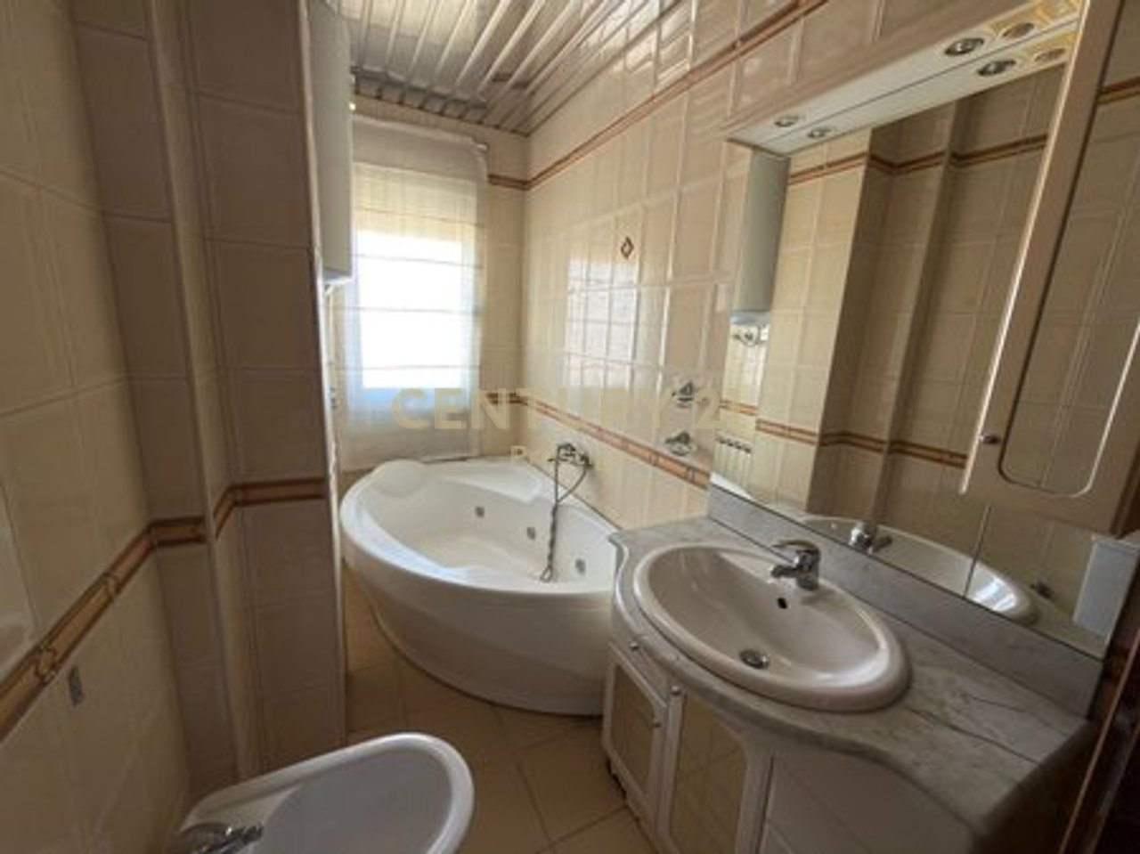 APARTAMENT 2+1+2 ME QIRA NE KRAH TE  AMBASADES AMERIKANE , TIRANE!