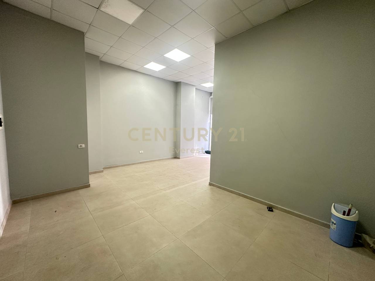 Ambient Komercial 1+1 Me Qira në Astir, Tiranë