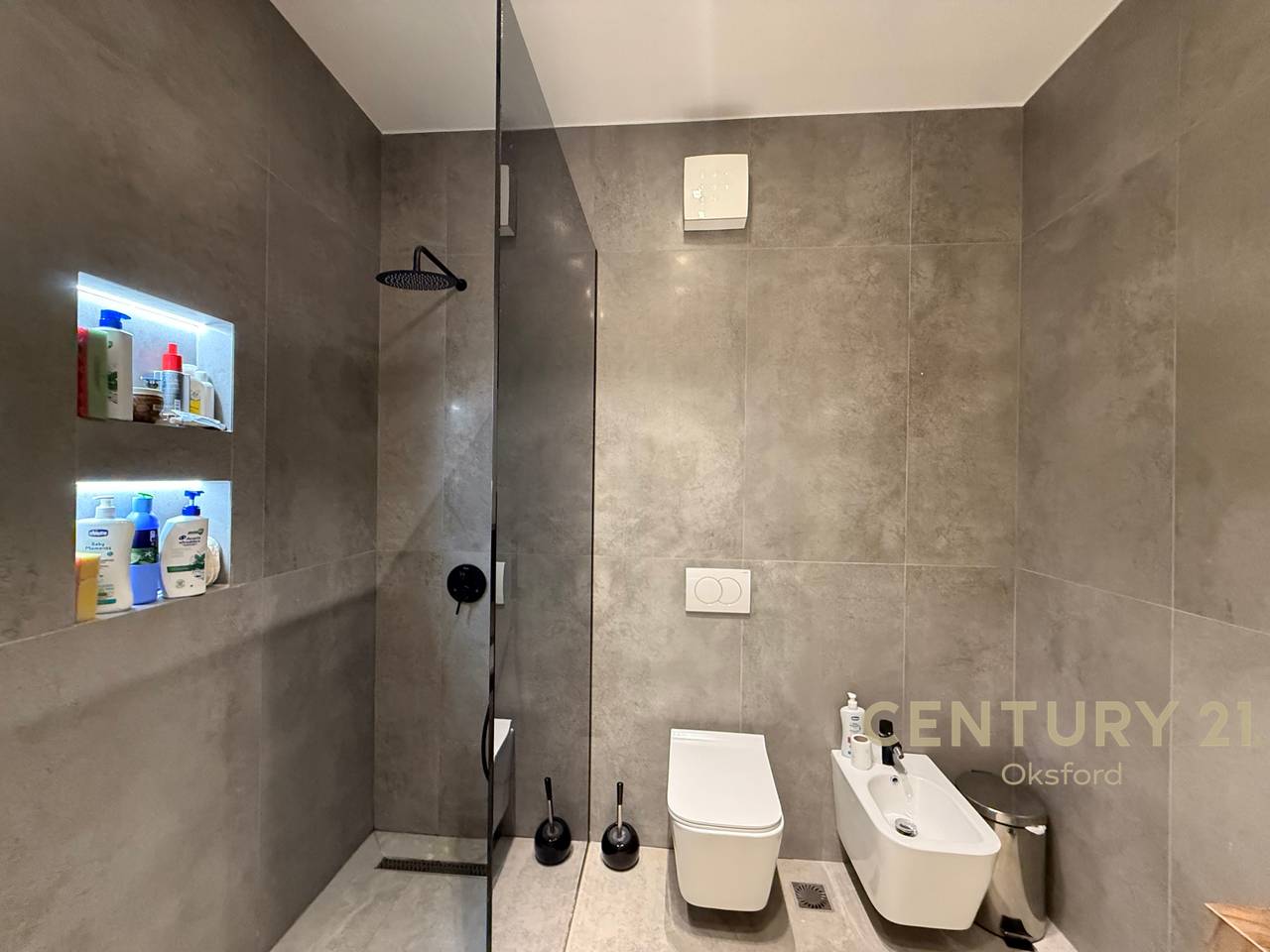 FURNISHED 2+1 APARTMENT FOR SALE, AT "EMERALD CENTER" ON 5 MAJI STREET!