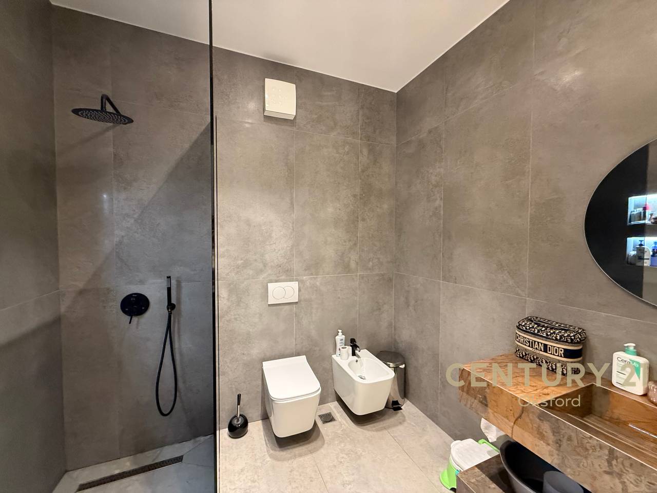 FURNISHED 2+1 APARTMENT FOR SALE, AT "EMERALD CENTER" ON 5 MAJI STREET!