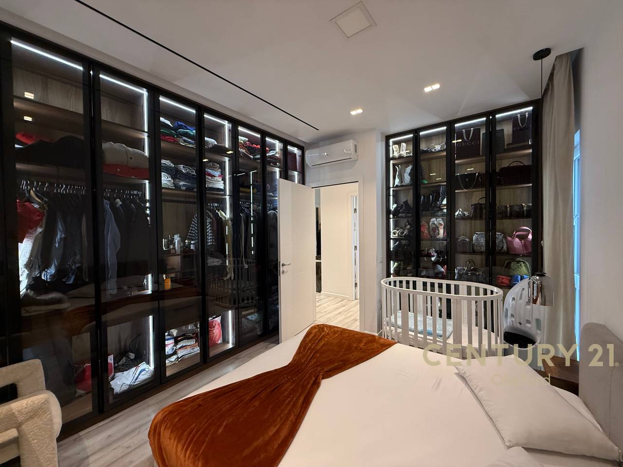 FURNISHED 2+1 APARTMENT FOR SALE, AT "EMERALD CENTER" ON 5 MAJI STREET!