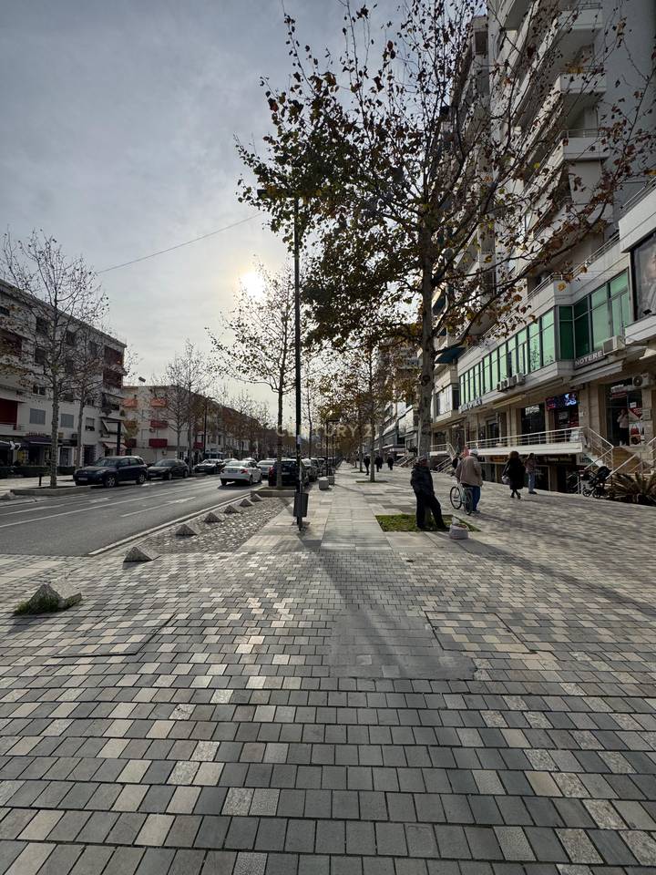 QIRA | AMBIENT PREMIUM NË KATIN 0 – FASADË XHAMI, EKSPOZIM MAKSIMAL NË BULEVARDIN ISMAIL QEMALI,VLORE