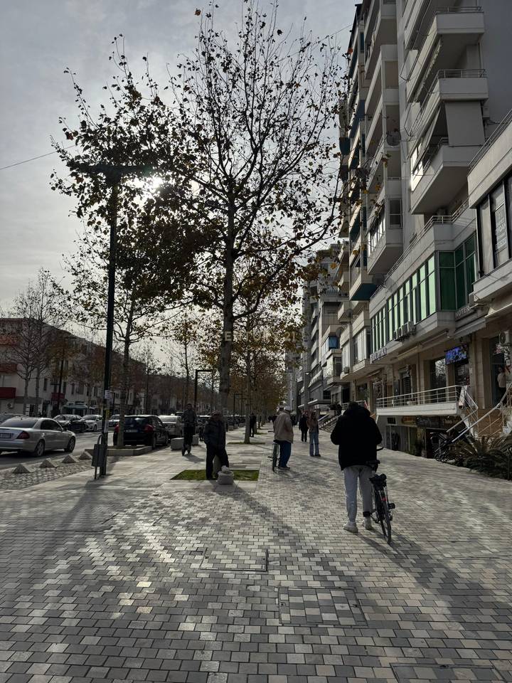 QIRA | AMBIENT PREMIUM NË KATIN 0 – FASADË XHAMI, EKSPOZIM MAKSIMAL NË BULEVARDIN ISMAIL QEMALI,VLORE