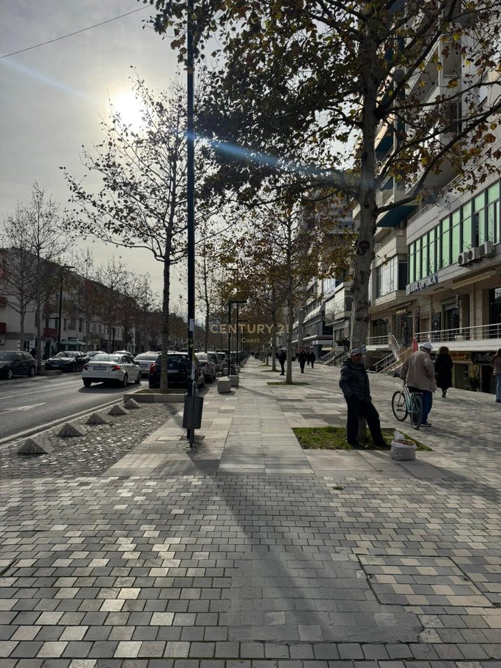 QIRA | AMBIENT PREMIUM NË KATIN 0 – FASADË XHAMI, EKSPOZIM MAKSIMAL NË BULEVARDIN ISMAIL QEMALI,VLORE