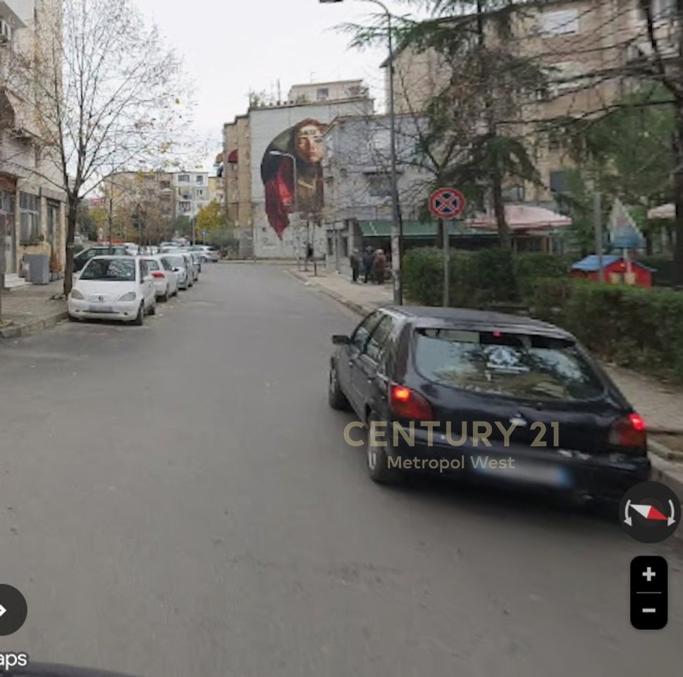 In vendita: spazio di 81 m² al piano terra in via Irfan Tomini con parcheggio!